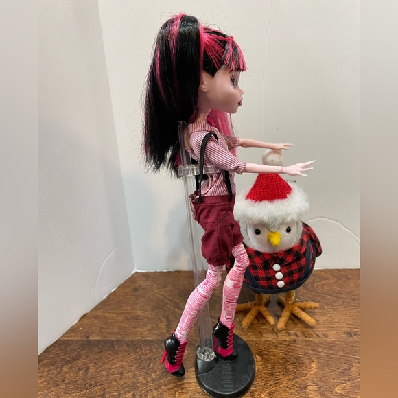 Monster High Draculaura Forbitten Love Doll In The Newspaper Club Outfit - Picture 9 of 16
